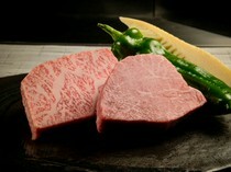 神戶鐵板燒牛排岩崎_專精於鐵板燒料理的廚師精心挑選的「神戶牛」和「特選黑毛和牛」