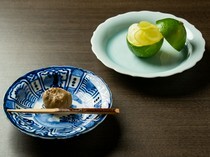 Washoku高木_「使用高岡町產的綠檸檬雪酪麝香葡萄裝飾，搭配著須木栗製作的栗金團」
