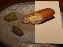 Counter French霧島_使用了當令的香魚鮎，創作出香氣濃郁的絕品料理「和歌山熊野鮎春捲 酸豆鮎魚橄欖醬」