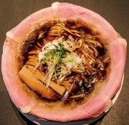 Ramen大戰爭TOKYO_品嘗小魚乾深度風味的「濃郁小魚乾醬油拉麵 自由TOKYO」