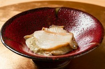 壽司 赤木_用多種方式盡享鮑魚口味的「黑鮑魚佐肝醬汁」