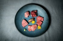 燒肉WABISABI  法善寺横丁本店_當您不知點什麼的時候，這道菜是最好的選擇！精心挑選的5種頂級紅肉拼盤「特選紅肉5種拼盤（兩人份，每種3片）」