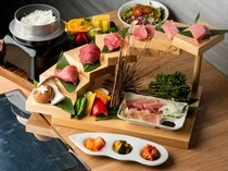 熟成飛驒牛燒肉GYU-SUKE_精緻地擺放在專用餐盤的熟成肉和其他菜品組成份量充足的套餐「GYU-SUKE全套餐」