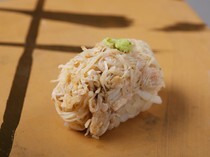 立食壽司　鮨川_享用當季美味。能盡情享受食材鮮味的人氣料理「毛蟹、雪蟹、栗子蟹」