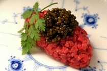 TANAKA YAKINIKU RESTAURANTE_品嘗到魚子醬柔潤的口感，這是一道奢華的精品美食「新鮮魚子醬的和牛生拌肉」