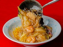 小樽燴炒麵 鶴龍_極品醬汁融合了魚類萃取物與蔬菜的甜味，讓人著迷的「醬燒炒麵」