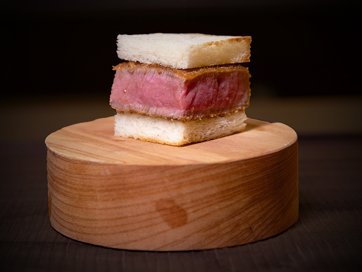Matoi銀座_精心挑選的和牛編織而成的「夏多布里昂炸牛排三明治」