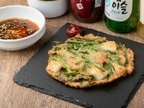 OKKII 新福島店_豐富的韮菜和海鮮共同合作的「海鮮煎餅（加辣味噌）」