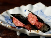 #肉TOIEBA松田　奈良本店_
  鮮嫩生牛肉的奢華享受。展現細緻手藝的「生牛肉壽司」