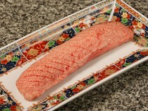 北海道燒肉 KANEUSHI_迫力十足的外觀和令人驚訝的柔軟度！『長切牛舌』
