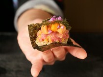 奧 壽司與炸串_堪稱「大海的寶物」，用壽司卷大啖鮪魚醃蘿蔔＆海膽的「海寶壽司」