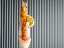 西口酒場HOME RUN_盛在香檳杯裡特別上相的「特大場外炸蝦」