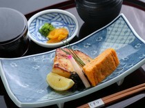 淺草 草津亭 有明店_選用新鮮魚類，經過一週甜美西京味噌醃漬的「本日西京燒套餐」