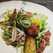 炭火燒鳥  BOND_自製沙拉醬的「縣產蔬菜彩色沙拉」
