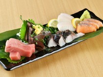 Robata & Oden Kyosuke 新橋店_可以充分品嘗每個季節提供的新鮮海鮮的 「生魚片三種拼盤」。明明是三種拼盤卻有令人開心的五種拼盤?