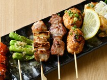 Robata & Oden Kyosuke 新橋店_提供多種當季推薦菜色「爐端燒六種拼盤」，並附贈一個服務
