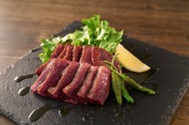 燒肉・薪料理 KARASUMA ROCK_柔軟香濃的「美山產 鹿肉柴火烤」