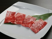 肉料理  陽氣_燒肉的經典「牛五花」