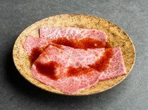 大阪福島燒肉TOPPUKU_沾上醬汁與蛋黃，品嚐別緻風味。感受肉本來的鮮味之精品「頂級涮烤」