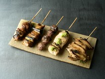燒鳥・燻製Kemuri_使用嚴選雞肉，一串一串精心製成「烤雞肉串」