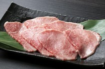 燒肉 天 Gamushara 丸之內_充滿濃郁肉汁與深厚風味的奢華享受「上等牛五花」