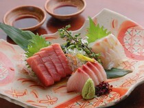 An庵 赤坂店_產地直送的海鮮。嚴選當季推薦食材搭配的「鮮魚生魚片三拼」