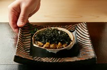 WAKETOKU山_活用食材的原味，令人食指大動的海鮮香氣魅力十足的「磯燒鮑魚」