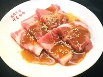 燒肉市場GENKAYA 高田馬場店_柔嫩的厚片，口感絕佳的「山形豬（肩胛里肌肉）」