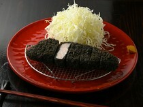 Satsumaya Tonton   原宿_使用鹿兒島黑豬肉以及黑色日式麵包粉製作而成的名品佳餚炸豬排「黑豬」