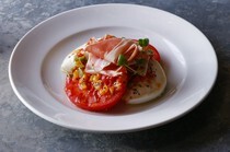 IL LUPINO PRIME TOKYO_驚奇的美味！『水牛莫扎瑞拉的義式蕃茄沙拉 配生火腿』