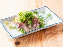 鰤魚涮涮鍋和日本酒  喜喜　鳥飼店_活用鰤魚鮮度的下酒菜「芝麻鰤魚」